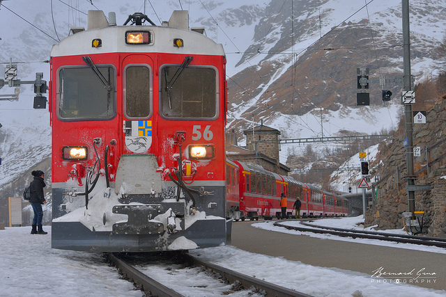 Train du Bernina Express en gare de l’Alp Grm, altitude 2091 m, en provenance de Chur et  destination de Tirano.   Bernard Grua