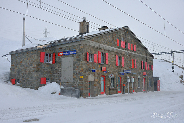 Gare d’Ospizio Bernina, altitude 2 253 m, des Chemins de Fer rhtiques par un venteux jour d'hiver 12:40   Bernard Grua