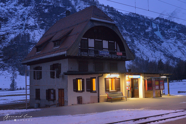 Petite gare de Caviglia, massif de la Bernina,  l’altitude de 1 693 m au dessus du Valposchiavo   Bernard Grua