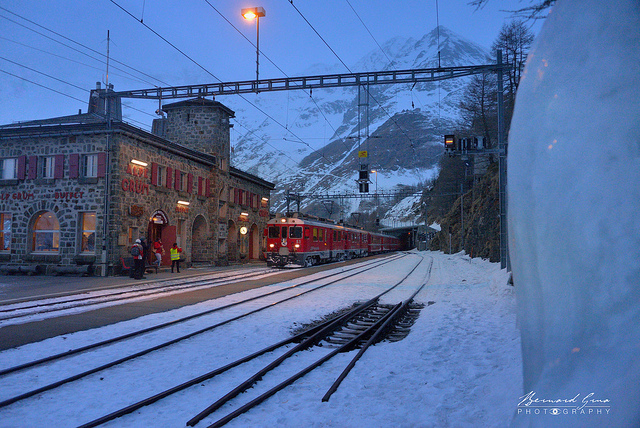 Train pour Tirano entrant en gare de l’Alp Grm  la nuit tombante   Bernard Grua