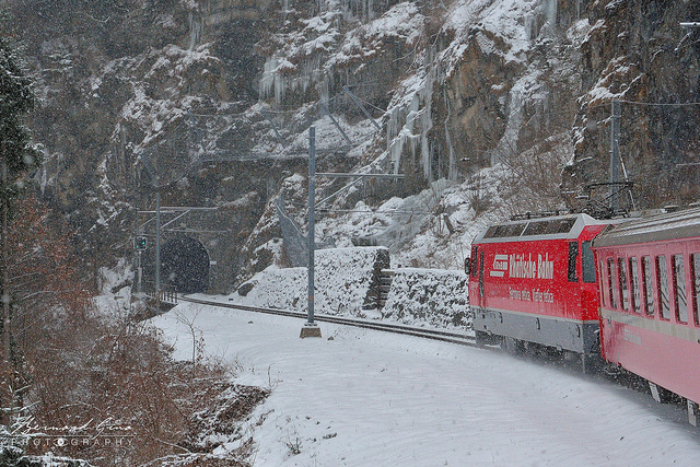 Neige: entre du train dans un tunnel sur la rive gauche des gorges de la Schrin avant le viaduc de Solis  Bernard Grua